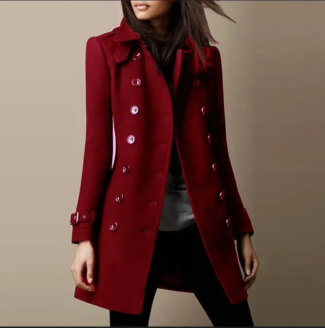 Roter Damen Trenchcoat mit zwei Reihen Knöpfen, aus hochwertigem Material, klassischem Schnitt und tailliertem Design.