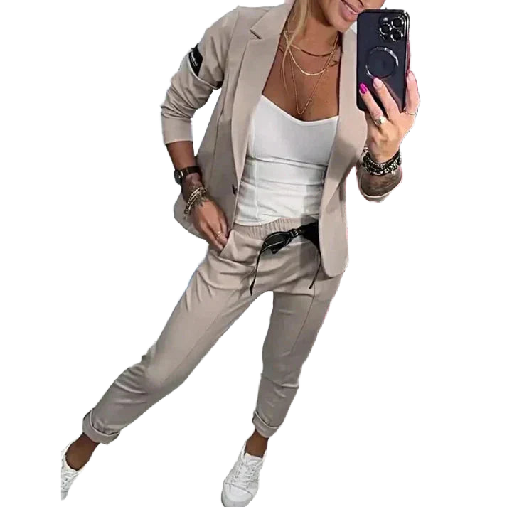 Damenanzug mit Joggerhose und Blazer aus柔iger Baumwolle, lässigem Schnitt und praktischen Taschen für den Alltag.