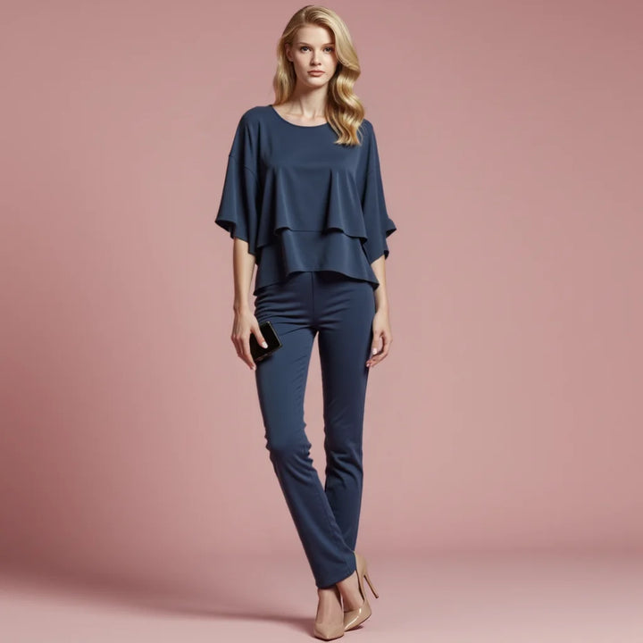 Damen Zweiteiler, bestehend aus Cold-Shoulder-Bluse und weiten Hosen, aus leichtem Stoff in trendigem Design.