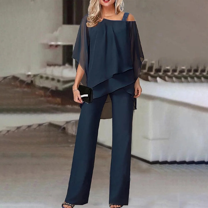 Damen Zweiteiler in Dunkelblau mit Cold-Shoulder-Bluse und weiten Hosen, aus leichtem Stoff, trendig geschnitten und…