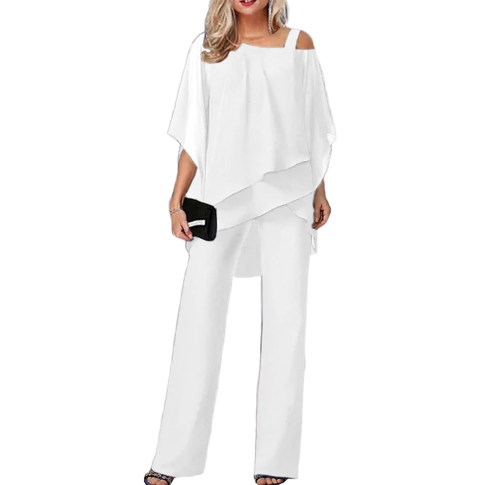 Zweiteiliger Damenanzug mit Cold-Shoulder Bluse und weiten Hosen in schickem, modernem Design aus leichtem Stoff.