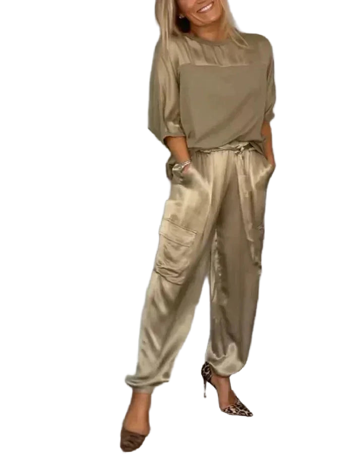 Goldfarbener Damen Satin Jumpsuit mit praktischen Taschen und einem eleganten Bindegürtel für einen stilvollen Look.