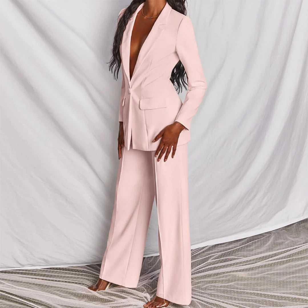Damen Anzug aus Blazer und Hose mit Einzelknopf in klassischem Design und neutraler Farbe.