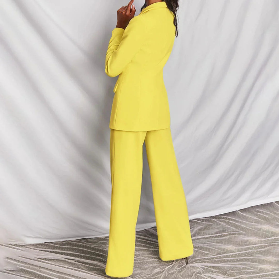 Zweiteiliger grauer Blazer und Hose Anzug für Damen aus hochwertigem Stoff mit Einzelknopf - elegante Wahl für formelle…