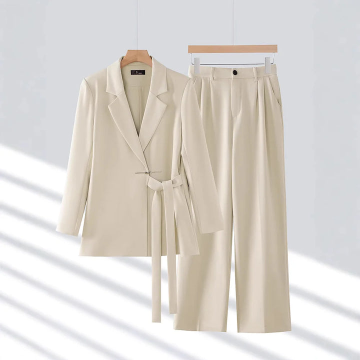 Damen Zweiteiliges Anzug-Set in Offwhite, taillierter Blazer aus leichtem Material, modernes Design für stilvolle Outfits.