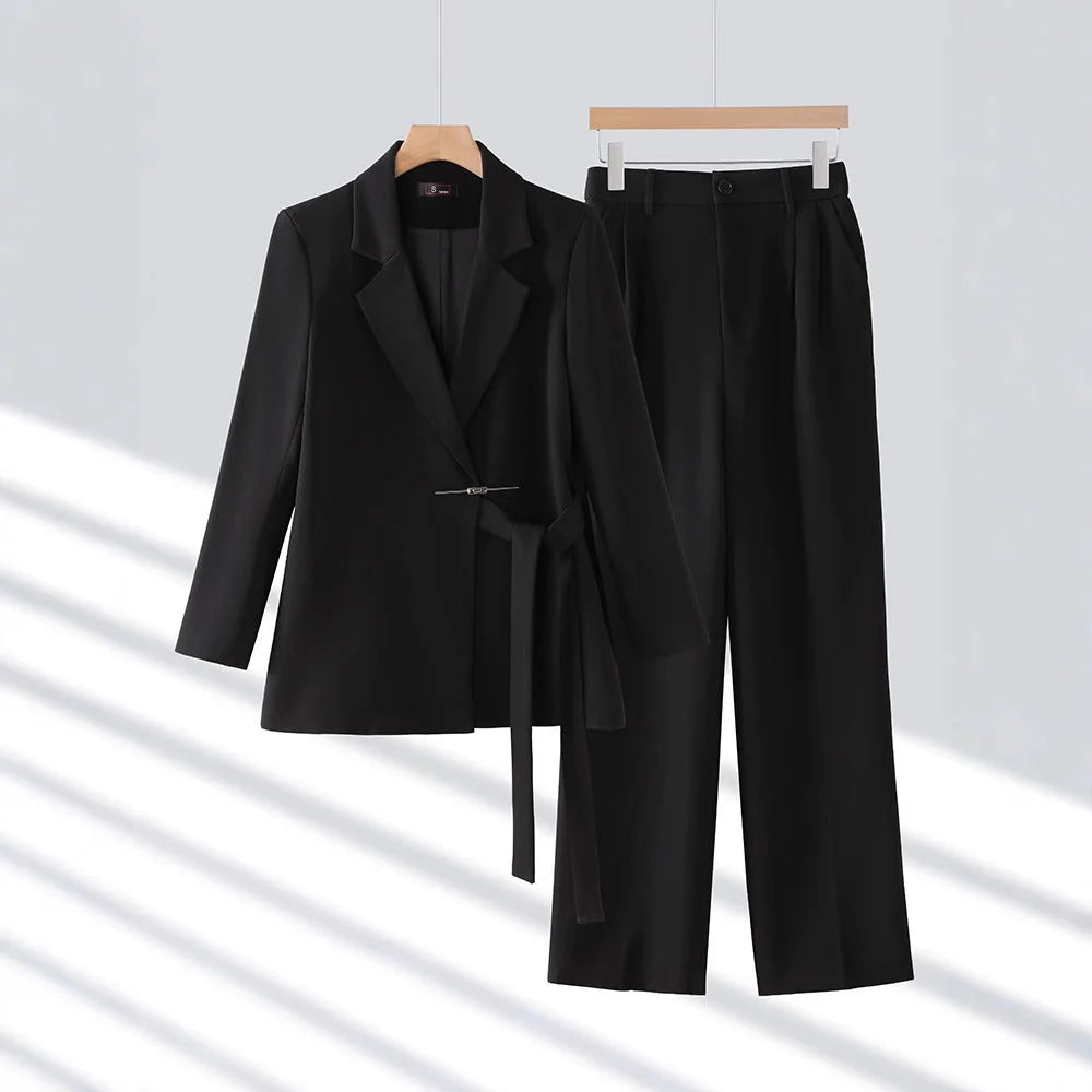 Schwarzes, tailliertes Damenanzug-Set aus weichem Stoff mit Blazer und passender Hose für elegante Anlässe.