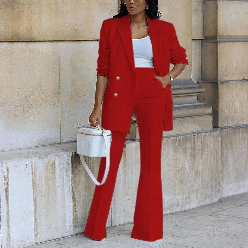 Damen Zweiteiliges Anzugset in Rot aus leichtem Stoff, bestehend aus Blazer und Schlaghose mit elegantem Schnitt.