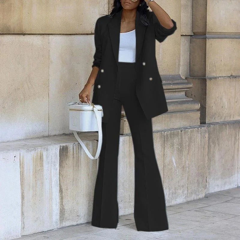 Zweiteiliges Damen-Anzugset in Schwarz, bestehend aus Blazer mit Revers und Schlaghose aus weichem, atmungsaktivem Material.
