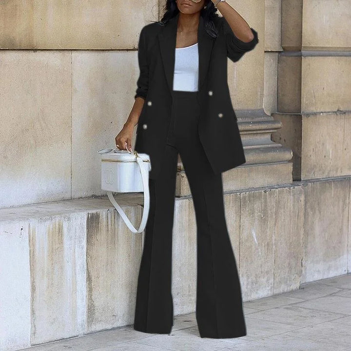 Zweiteiliges Damen-Anzugset in Schwarz, bestehend aus Blazer mit Revers und Schlaghose aus weichem, atmungsaktivem Material.