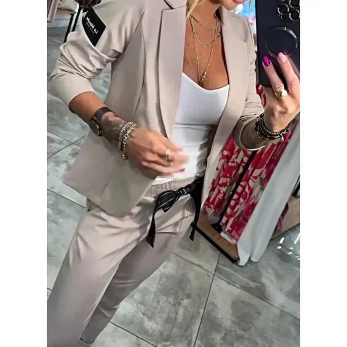 Damenanzug mit elastischer Joggerhose und passendem Blazer aus weichem, leichtem Material für den Alltag.