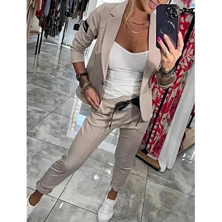 Damenanzug mit Joggerhose und Blazer aus柔iger Baumwolle, lässigem Schnitt und praktischen Taschen für den Alltag.