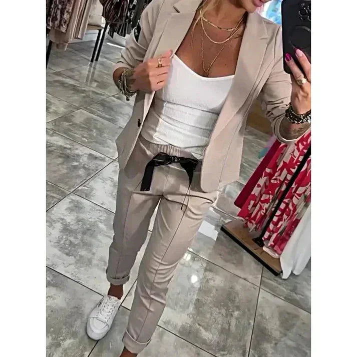 Damenanzug bestehend aus bequemer Joggerhose und passendem Blazer, gefertigt aus weichem, atmungsaktivem Stoff.
