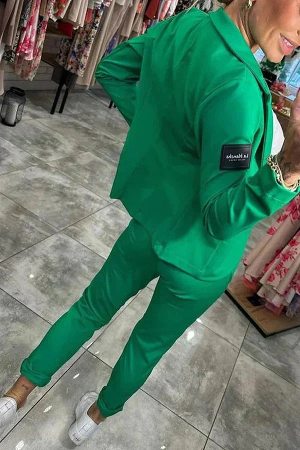 Damenanzug mit Joggerhose und Blazer, aus atmungsaktivem Stoff, lässiger Schnitt und praktische Taschen für den Alltag.