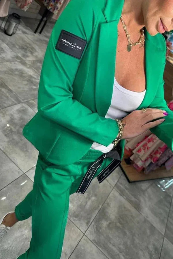 Damenanzug mit Joggerhose und Blazer, aus leichtem Baumwoll-Mix, lässiger Schnitt, ideal für den Alltag und bequeme Looks.