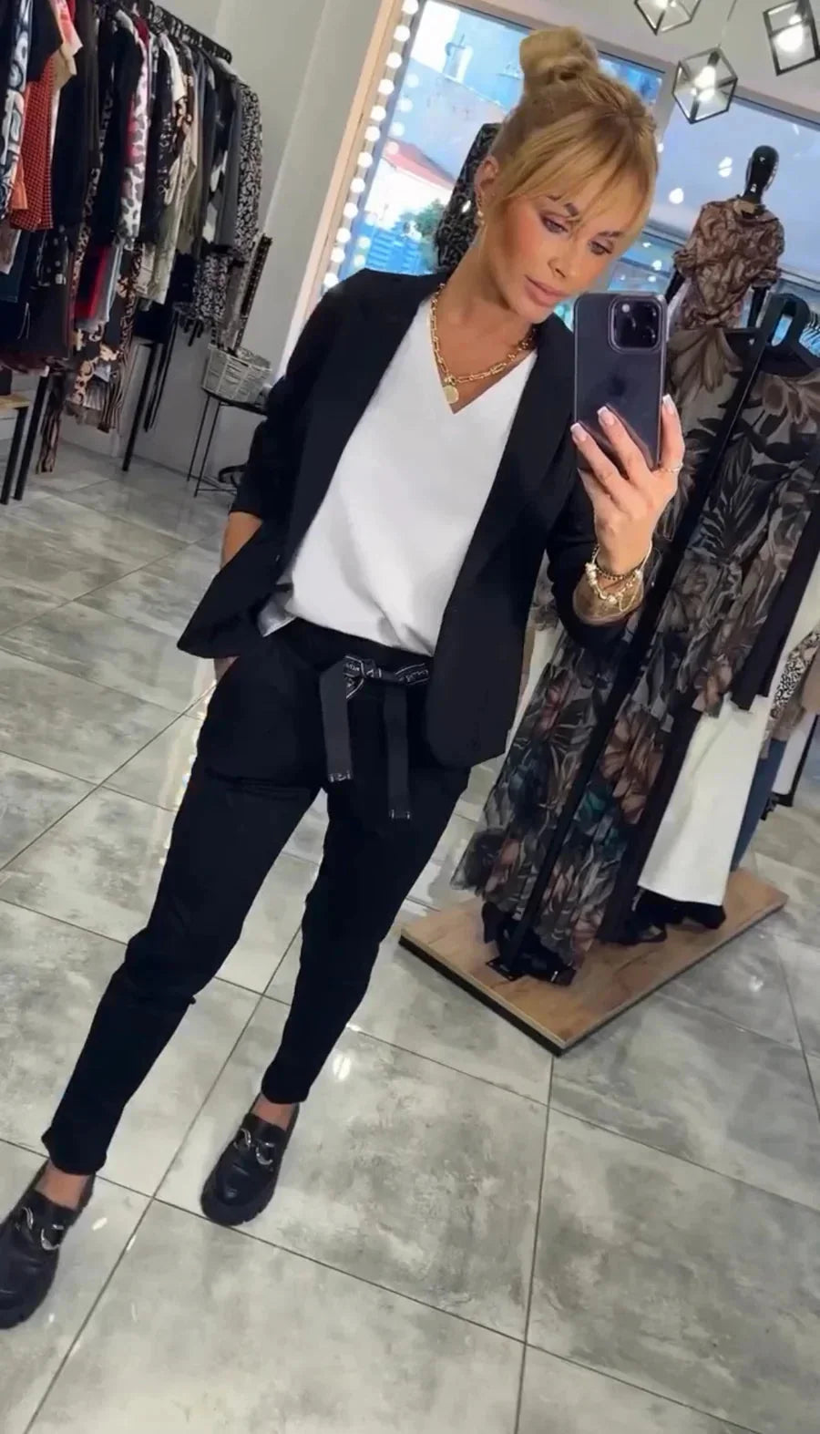 Damenanzug mit Joggerhose und Blazer, aus leichtem Stoff, lässiger Schnitt, ideal für den Alltag und komfortable Bewegungen.