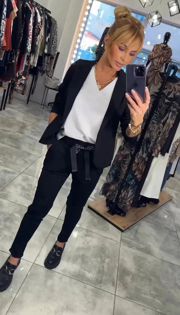 Damenanzug mit Joggerhose und Blazer, aus leichtem Stoff, lässiger Schnitt, ideal für den Alltag und komfortable Bewegungen.