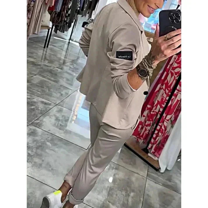 Damenanzug mit Joggerhose und Blazer aus atmungsaktivem Material, ideal für den Alltag, mit trendy, lässigem Schnitt.