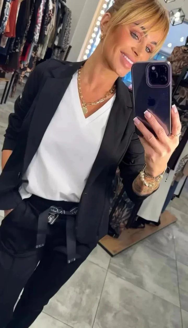 Damenanzug bestehend aus bequemer Joggerhose und lässigem Blazer, aus leichtem Baumwoll-Mix für den Alltag.