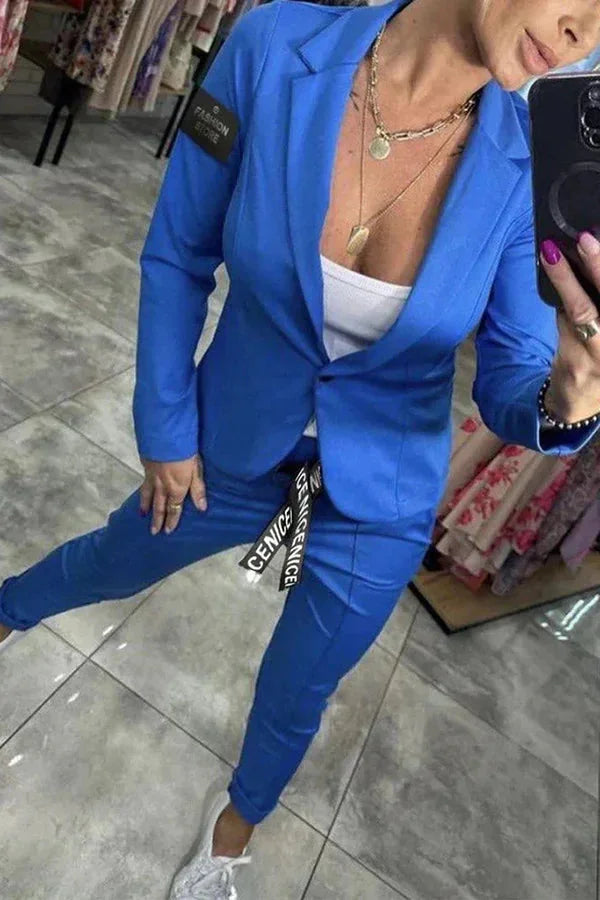 Hochwertiger blauer Damenanzug mit Joggerhose und Blazer, aus bequemen Baumwollmaterial, ideal für den Alltag.