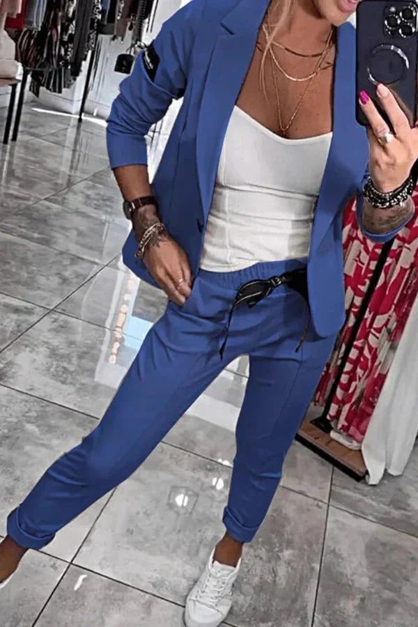 Blaugrauer Damenanzug mit Joggerhose und Blazer, aus leichtem Stoff, lässiger Schnitt und bequeme Passform für den Alltag.
