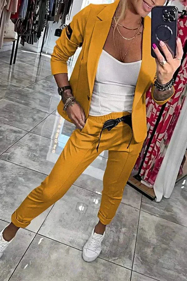 Damenanzug in Gelb, bestehend aus Joggerhose und Blazer, aus leichtem Stoff mit modernem Schnitt für den Alltag.