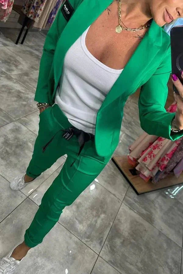 Grüner Damenanzug mit Joggerhose und Blazer, aus bequemen, atmungsaktiven Stoff gefertigt, ideal für den Alltag.