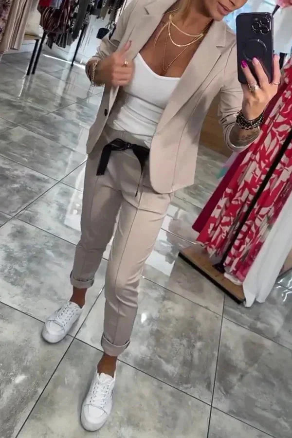 Khaki Damenanzug aus leichtem Stoff, bestehend aus Joggerhose und Blazer, ideal für den Alltag mit bequemer Passform.