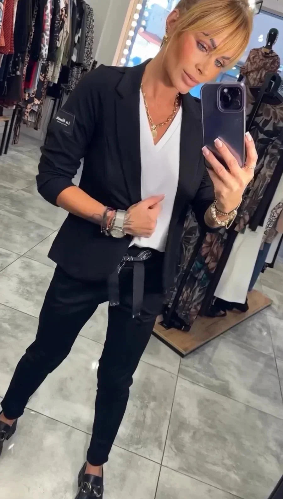 Schwarzer Damenanzug mit Joggerhose und Blazer, aus weichem Baumwollmix, lässiger Schnitt für den Alltag, bequeme Passform.