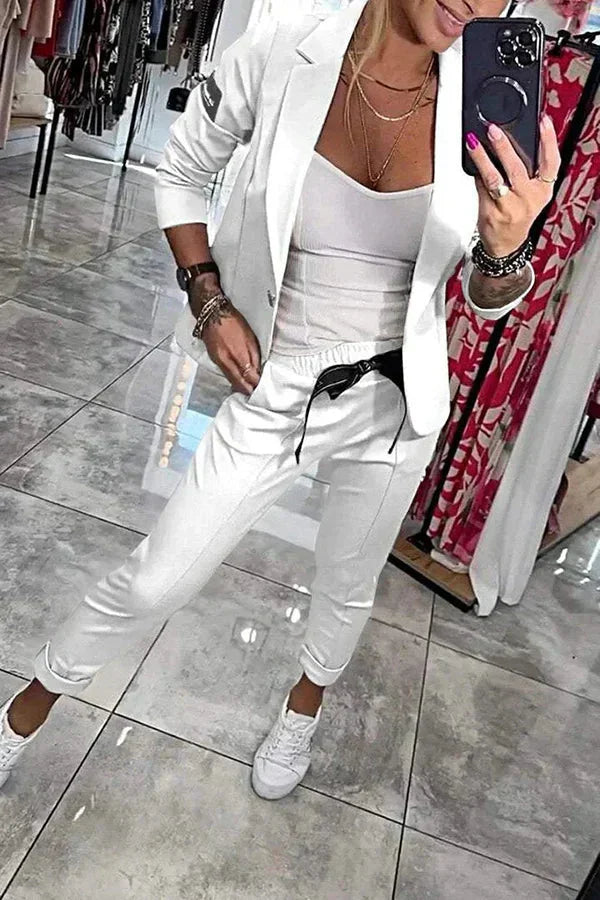 Weiße Damenanzug-Kombination mit Joggerhose und Blazer, aus bequemem Material, ideal für den Alltag und moderne Outfits.