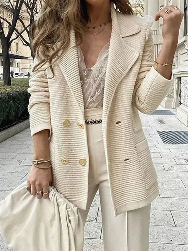 Beige Damenblazer mit Revers, Knöpfen und einem klassischen Schnitt, ideal für den Alltag oder das Büro.