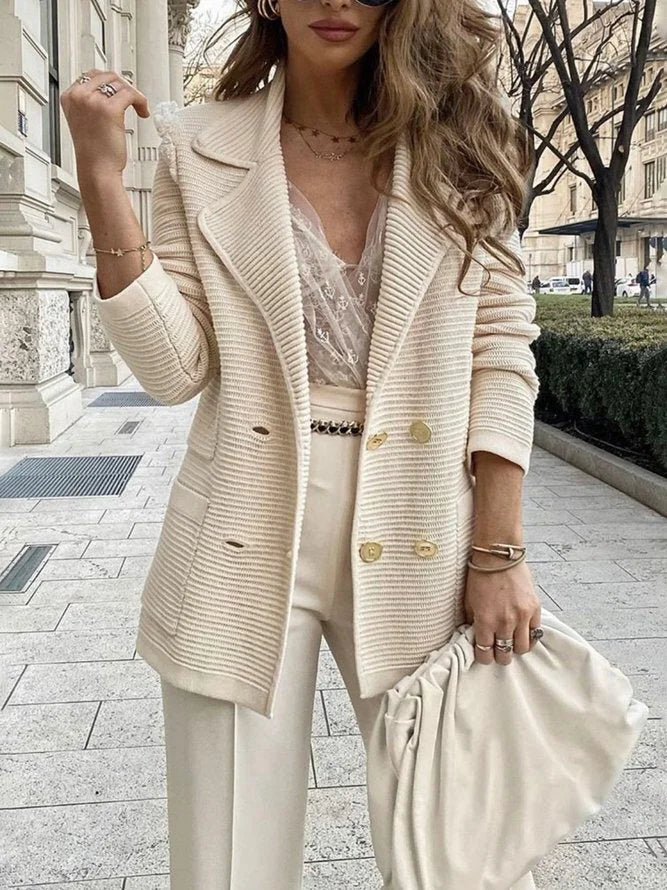 Beige Damenblazer mit Revers, Knöpfen und einer zeitlosen Silhouette aus hochwertigem Material für einen eleganten Look.