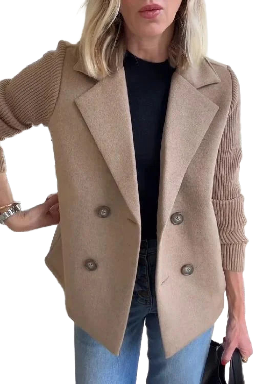 Damen Blazer in Braun mit Strickärmeln und doppelter Knopfleiste, gefertigt aus weichem, atmungsaktivem Material.