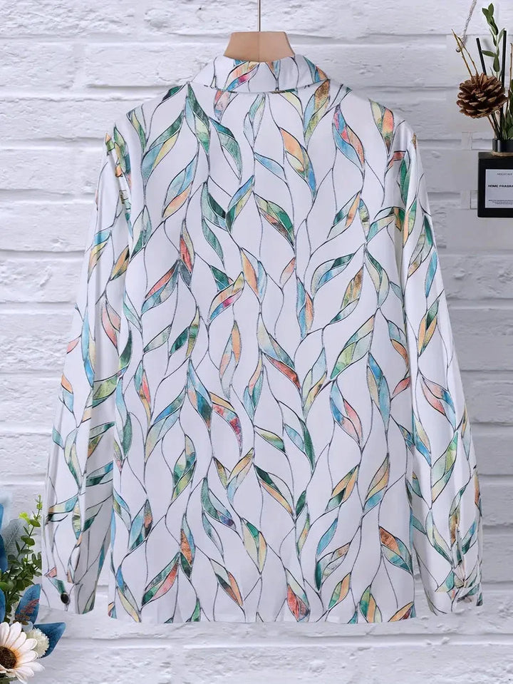 Bluse für Damen mit Blattmuster, aus leichter Baumwolle, mit eleganten Dreiviertelärmeln und bequemer Passform.