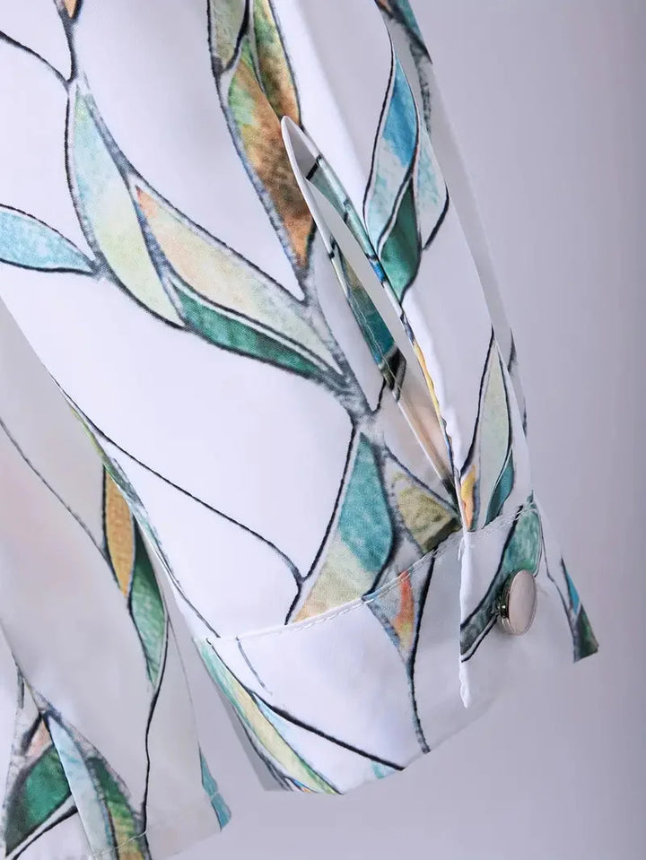 Damenbluse mit Blattmuster aus leichtem Baumwollmix und dreiviertellangen Ärmeln für einen lässigen, komfortablen Look.