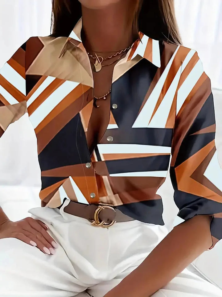 Bunte Damenbluse mit Blattmuster, dreiviertelärmlig, aus leichtem Baumwollmaterial für komfortablen Tragekomfort.