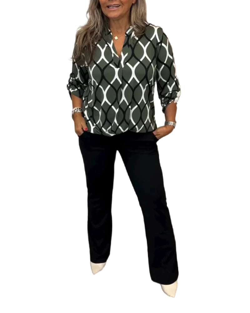 Olivgrüne Damenbluse mit grafischem Muster, elegantem Schnitt und leichtem, atmungsaktivem Stoff für komfortablen…