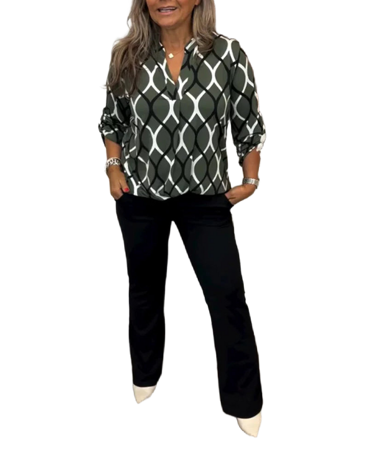 Olivgrüne Damenbluse mit grafischem Muster, elegantem Schnitt und leichtem, atmungsaktivem Stoff für komfortablen…