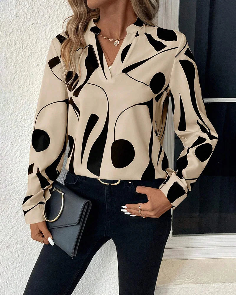 Damenbluse in Beige mit grafischem Muster, Stehkragen und hochwertigem, leichtem Stoff für komfortablen Tragekomfort.