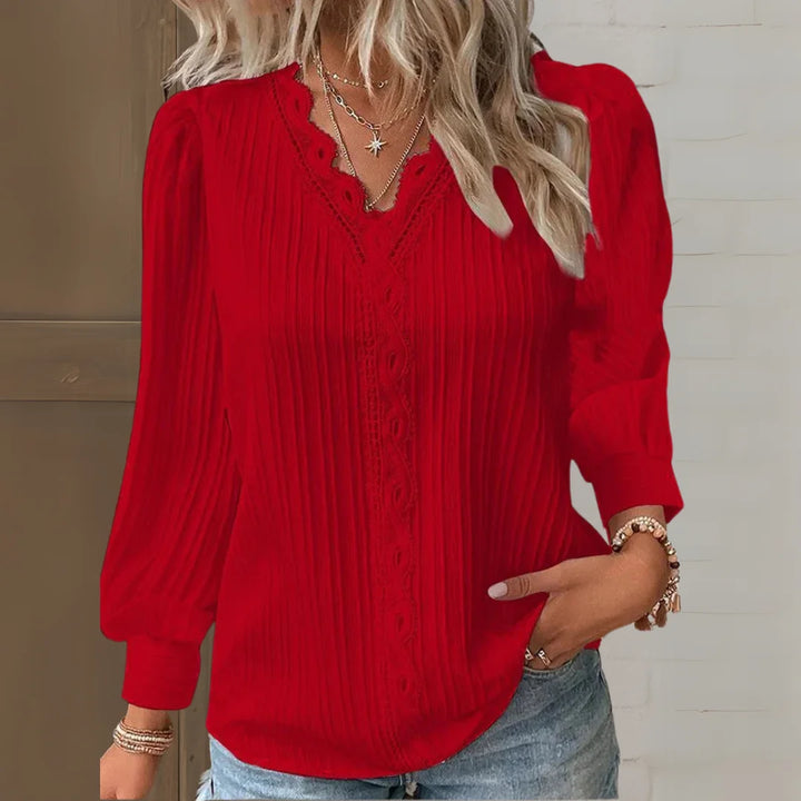 Rote Damenbluse aus leichter Baumwolle mit romantischen Spitzendetails und elegantem V-Ausschnitt für einen femininen Look.