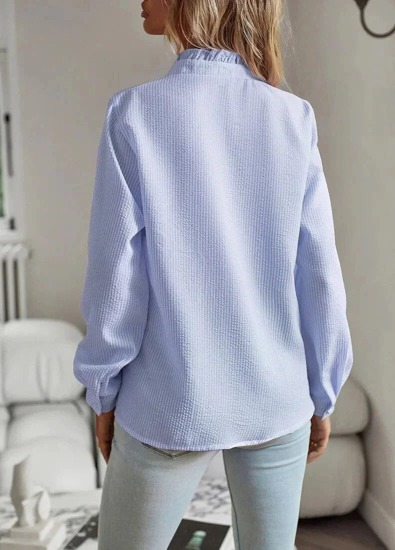 Damenbluse aus leichtem Baumwollmix mit Rüschenkragen und langen Ärmeln in eleganter, klassischer Passform.