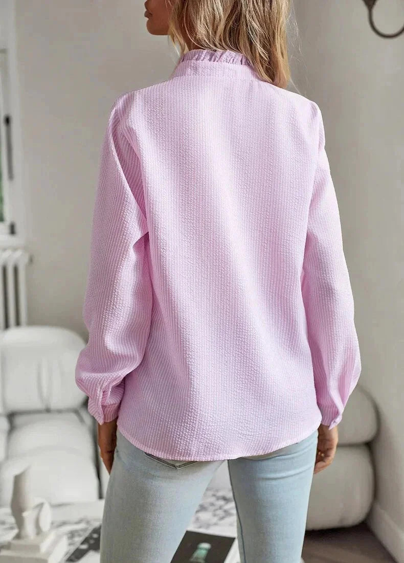 Damenbluse aus leichtem Baumwollstoff, Rüschenkragen, lange Ärmel, ideal für lässige Anlässe und Alltagsoutfits.