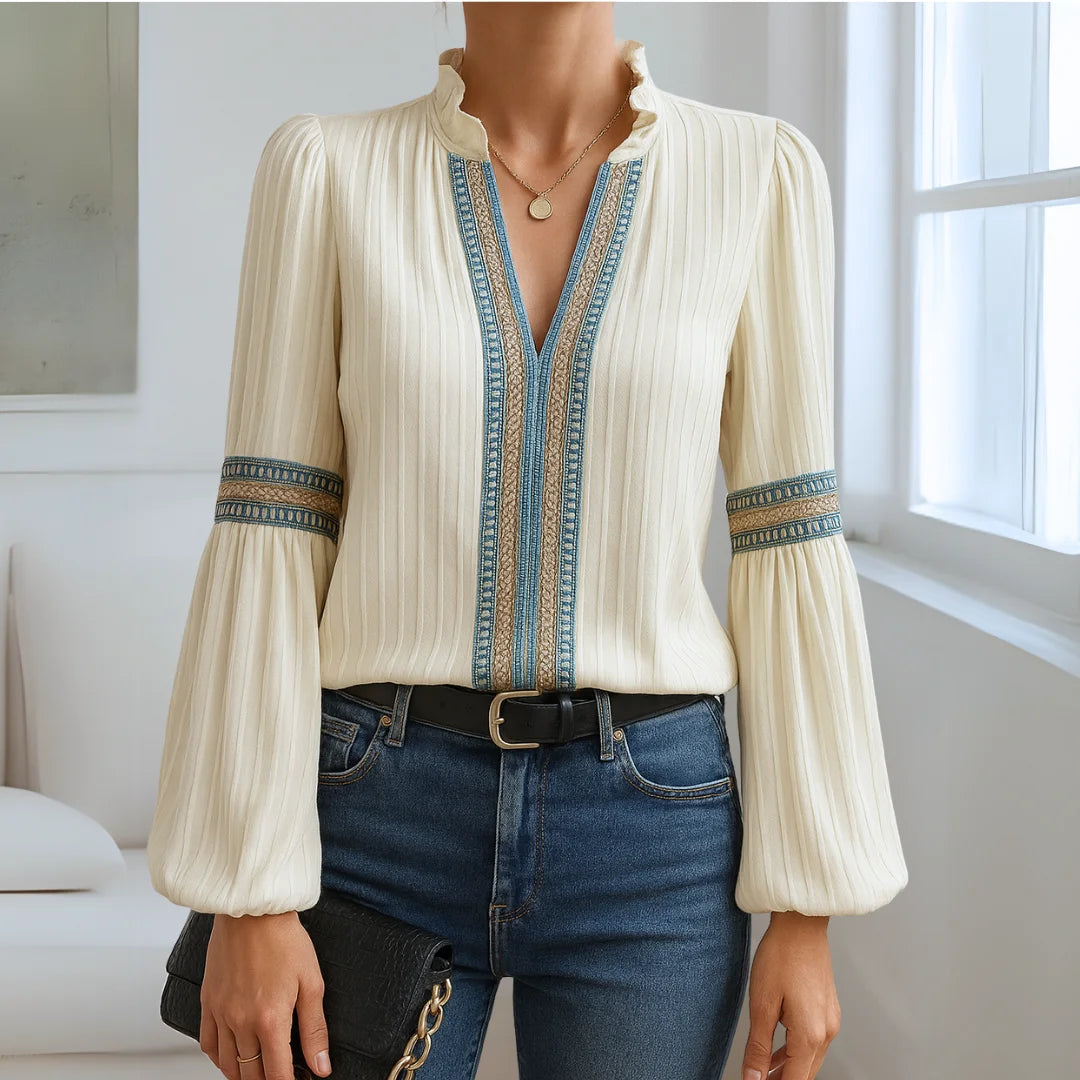 Damenbluse mit V-Ausschnitt, aus leichtem Baumwollstoff, verziert mit eleganten Spitzenakzenten an den Ärmeln.