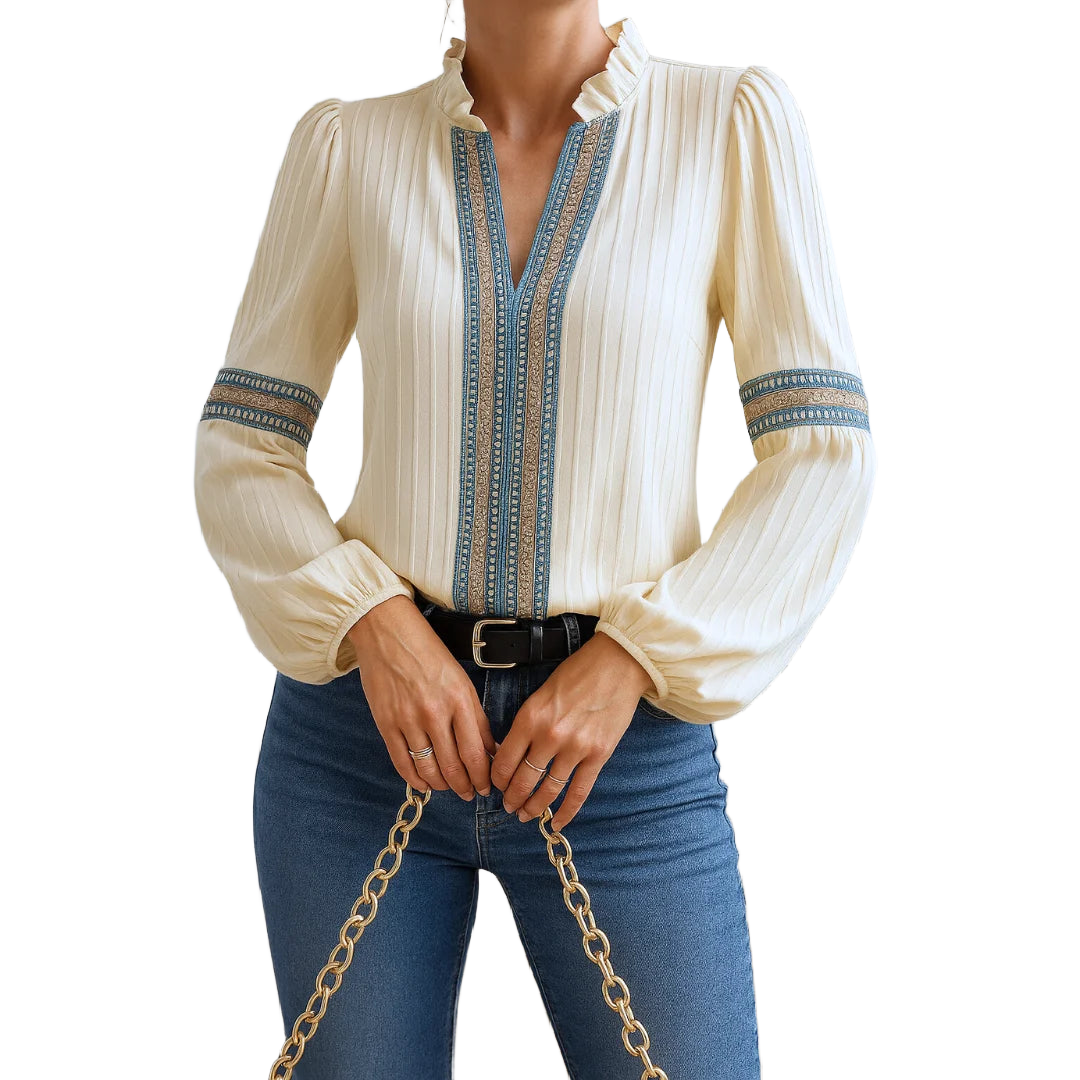 Creme Damenbluse mit V-Ausschnitt, feinen Spitzenakzenten und leichtem, atmungsaktiven Material für Alltag und Freizeit.