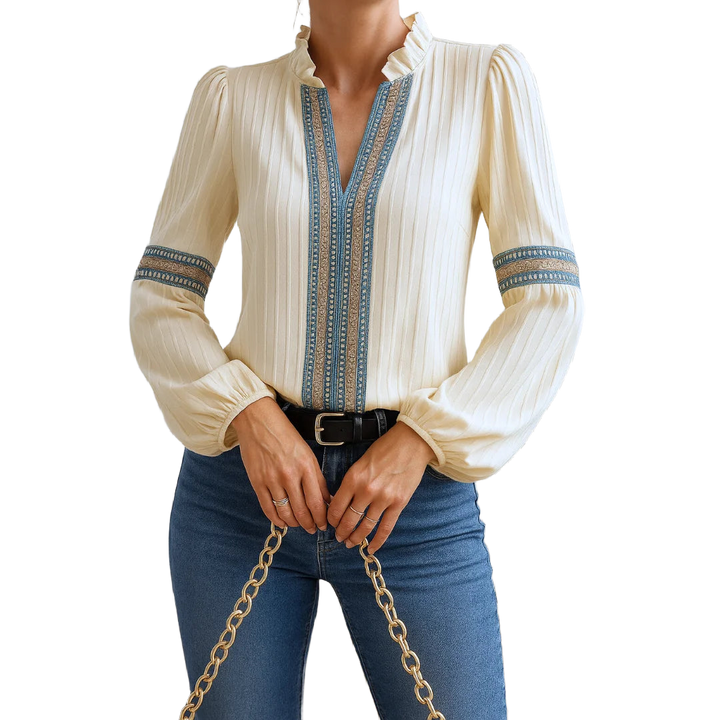 Creme Damenbluse mit V-Ausschnitt, feinen Spitzenakzenten und leichtem, atmungsaktiven Material für Alltag und Freizeit.