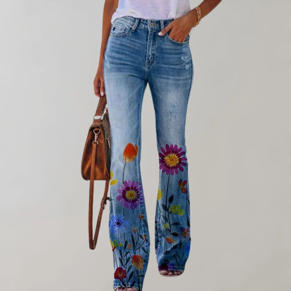 Lila Damenhose mit weitem Bein, aus leichtem Baumwollstoff und floralem Druck, ideal für sommerliche Anlässe und Freizeit.