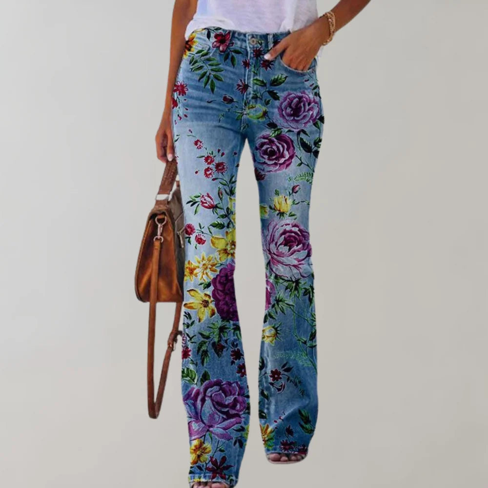Damenhose mit weitem Bein, Blumendruck in lila Rosen, aus leichtem Baumwollmix, ideal für lässige Outfits im Frühling.