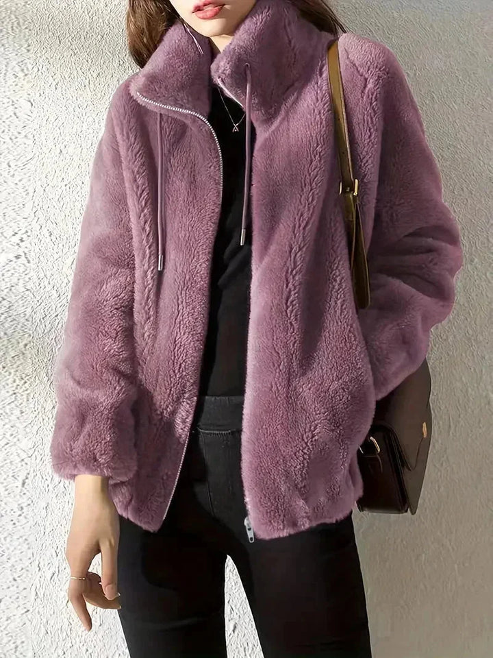 Damenjacke aus Kunstpelz, Stehkragen und Reißverschluss, weich, warm und modisch für den Alltag.