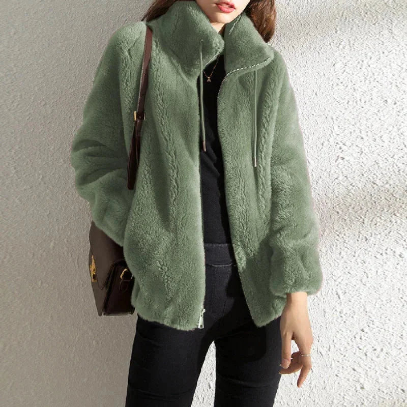 Grüne Damenjacke aus Kunstpelz mit Stehkragen und Reißverschluss, ideal für kalte Tage und modische Outfits.
