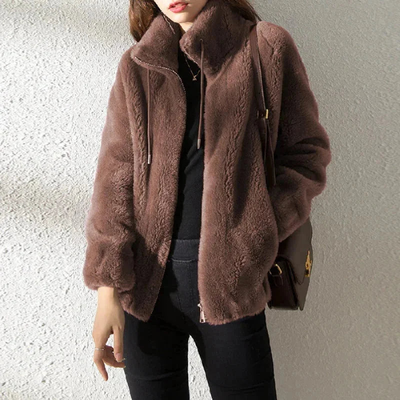 Helllila Damenjacke aus Kunstpelz mit Stehkragen und Reißverschluss, weich und warm, ideal für kalte Tage.