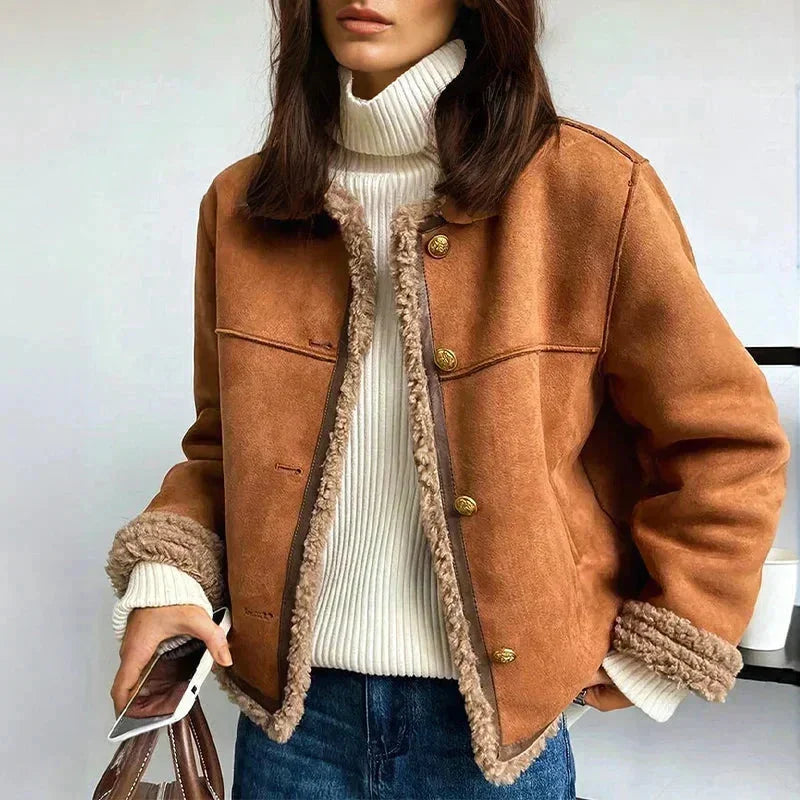 Braune Damenjacke mit weichem Kuschelfutter, praktischen Taschen und Reißverschluss, ideal für kalte Tage.